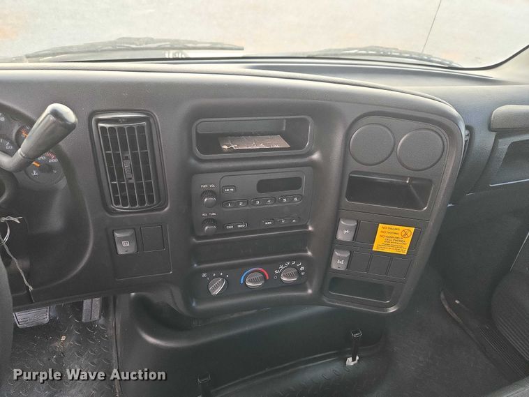 image for item ET1133 2005 GMC C6500 flatbed truck