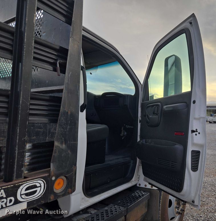 image for item ET1133 2005 GMC C6500 flatbed truck