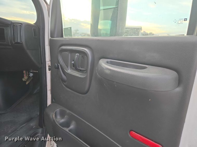 image for item ET1133 2005 GMC C6500 flatbed truck