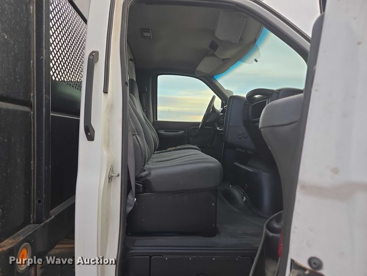 image for item ET1133 2005 GMC C6500 flatbed truck