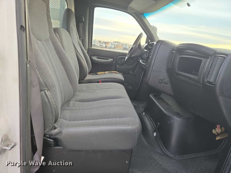 image for item ET1133 2005 GMC C6500 flatbed truck