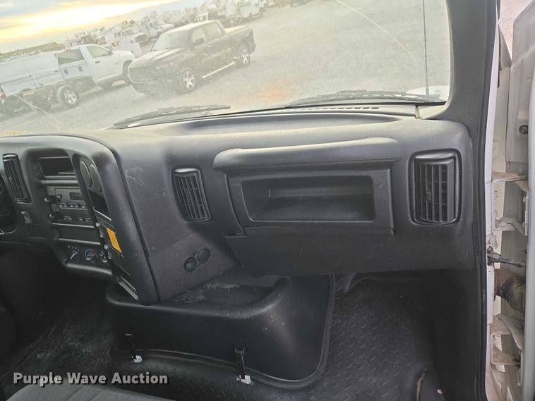 image for item ET1133 2005 GMC C6500 flatbed truck