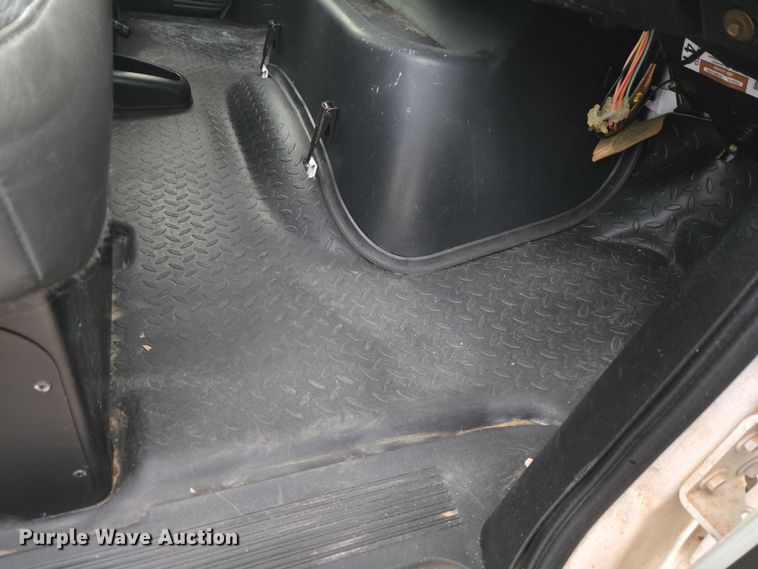 image for item ET1133 2005 GMC C6500 flatbed truck