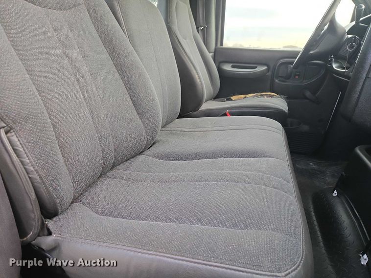 image for item ET1133 2005 GMC C6500 flatbed truck