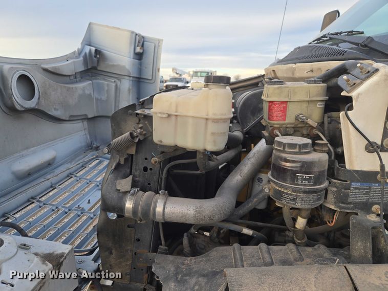 image for item ET1133 2005 GMC C6500 flatbed truck