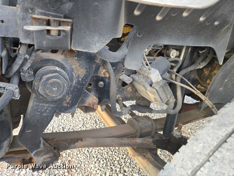 image for item ET1133 2005 GMC C6500 flatbed truck