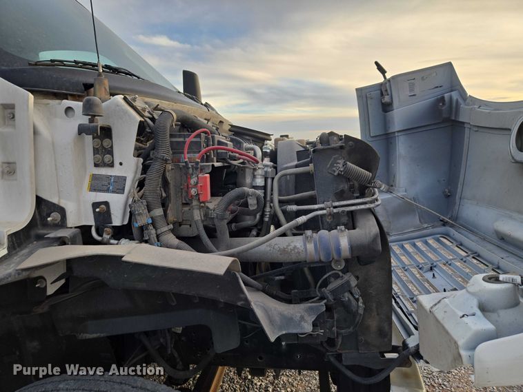 image for item ET1133 2005 GMC C6500 flatbed truck