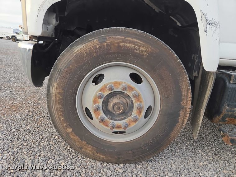 image for item ET1133 2005 GMC C6500 flatbed truck