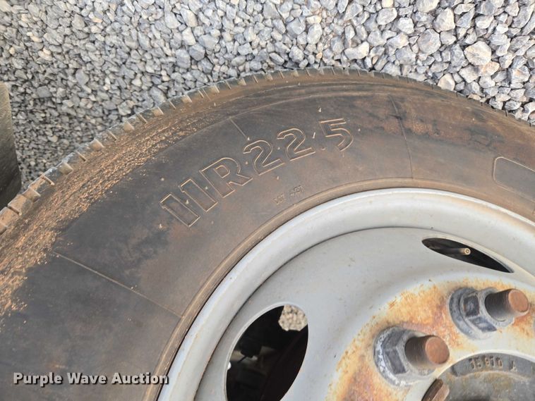 image for item ET1133 2005 GMC C6500 flatbed truck