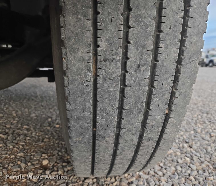 image for item ET1133 2005 GMC C6500 flatbed truck