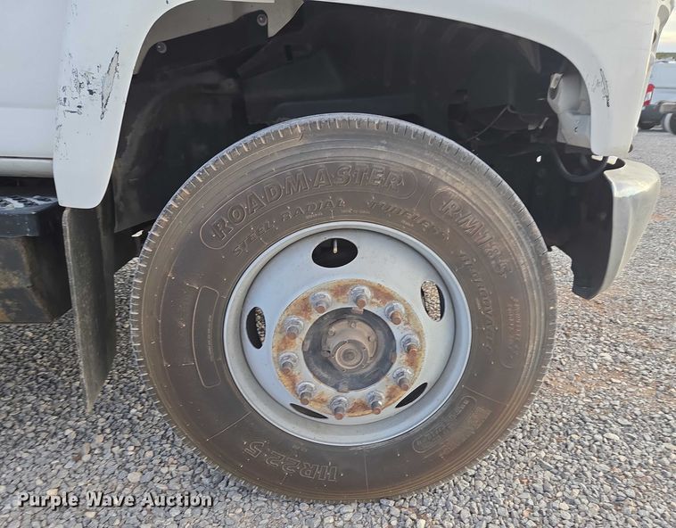 image for item ET1133 2005 GMC C6500 flatbed truck