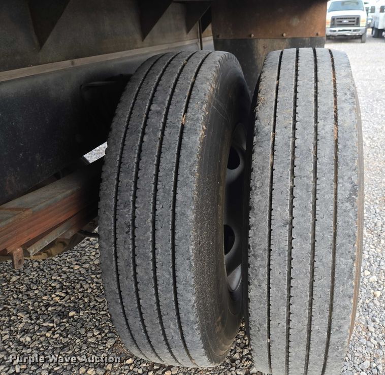 image for item ET1133 2005 GMC C6500 flatbed truck