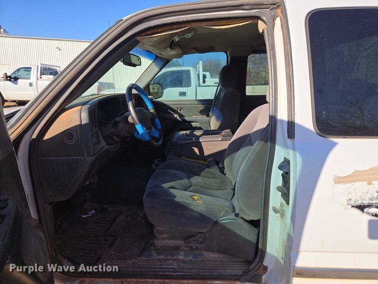 image for item ET1180 2006 GMC Sierra 1500 Ext. Cab pickup truck