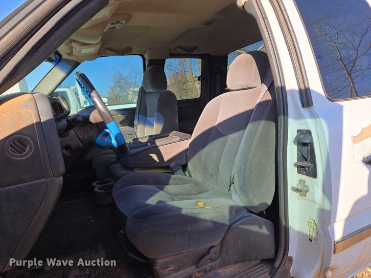 image for item ET1180 2006 GMC Sierra 1500 Ext. Cab pickup truck