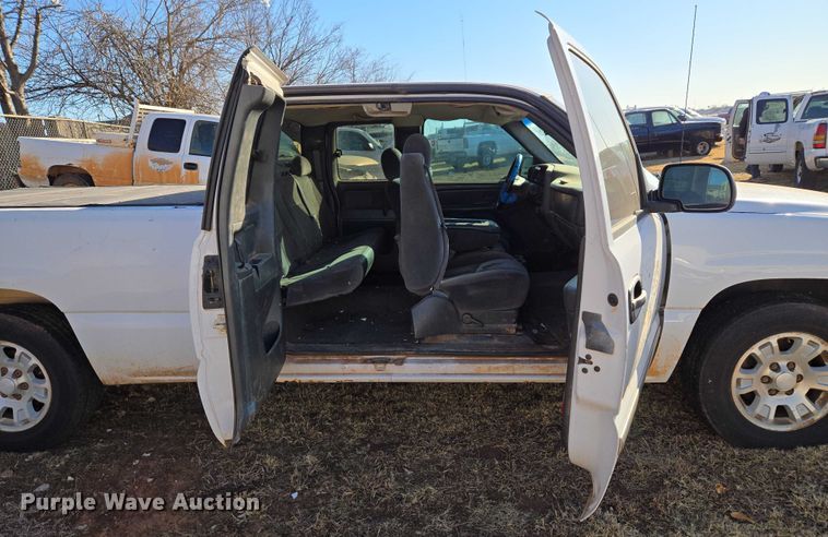 image for item ET1180 2006 GMC Sierra 1500 Ext. Cab pickup truck