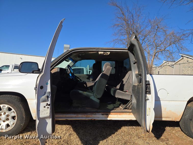 image for item ET1180 2006 GMC Sierra 1500 Ext. Cab pickup truck