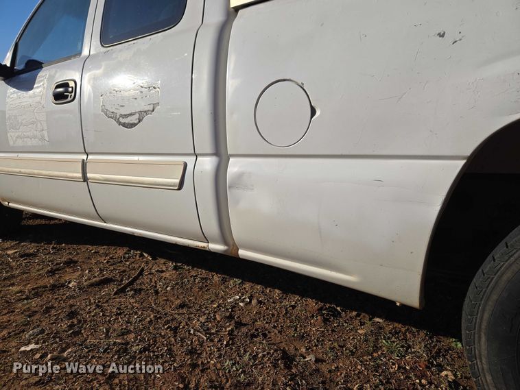 image for item ET1181 2004 Chevrolet Silverado 1500 Ext. Cab pickup truck