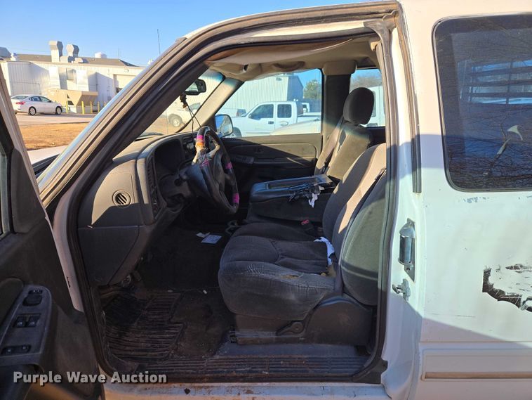 image for item ET1181 2004 Chevrolet Silverado 1500 Ext. Cab pickup truck