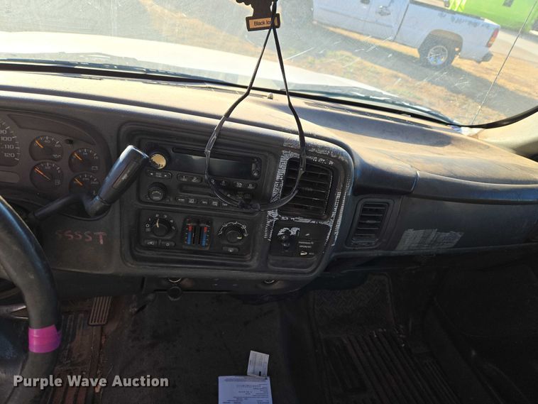 image for item ET1181 2004 Chevrolet Silverado 1500 Ext. Cab pickup truck