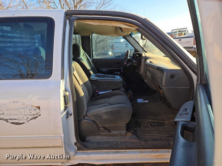 image for item ET1181 2004 Chevrolet Silverado 1500 Ext. Cab pickup truck