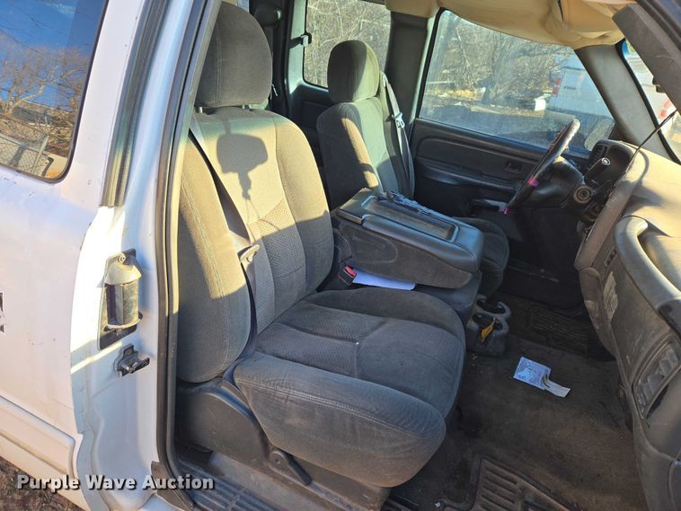 image for item ET1181 2004 Chevrolet Silverado 1500 Ext. Cab pickup truck