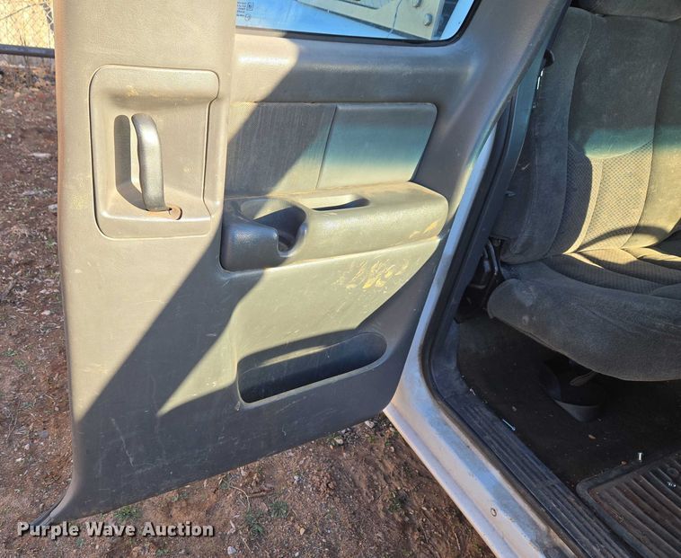 image for item ET1181 2004 Chevrolet Silverado 1500 Ext. Cab pickup truck