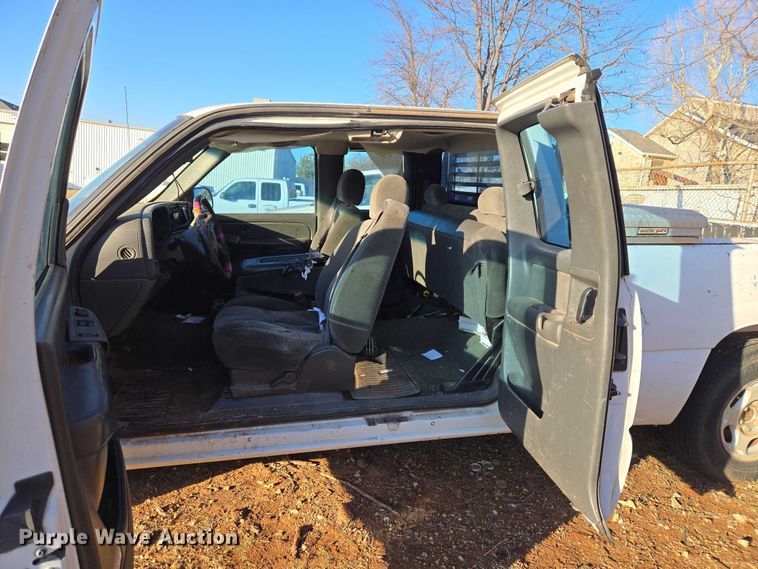 image for item ET1181 2004 Chevrolet Silverado 1500 Ext. Cab pickup truck