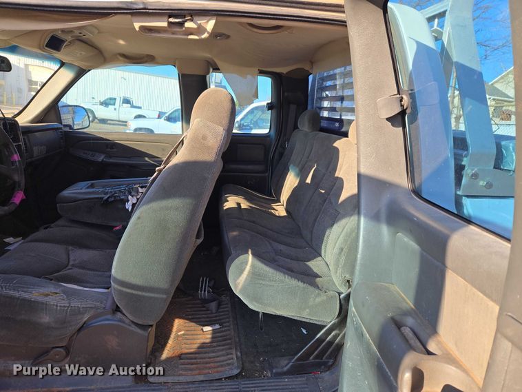 image for item ET1181 2004 Chevrolet Silverado 1500 Ext. Cab pickup truck