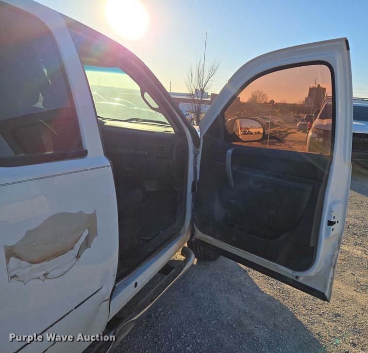 image for item ET1190 2011 Chevrolet Silverado 1500 Ext. Cab pickup truck