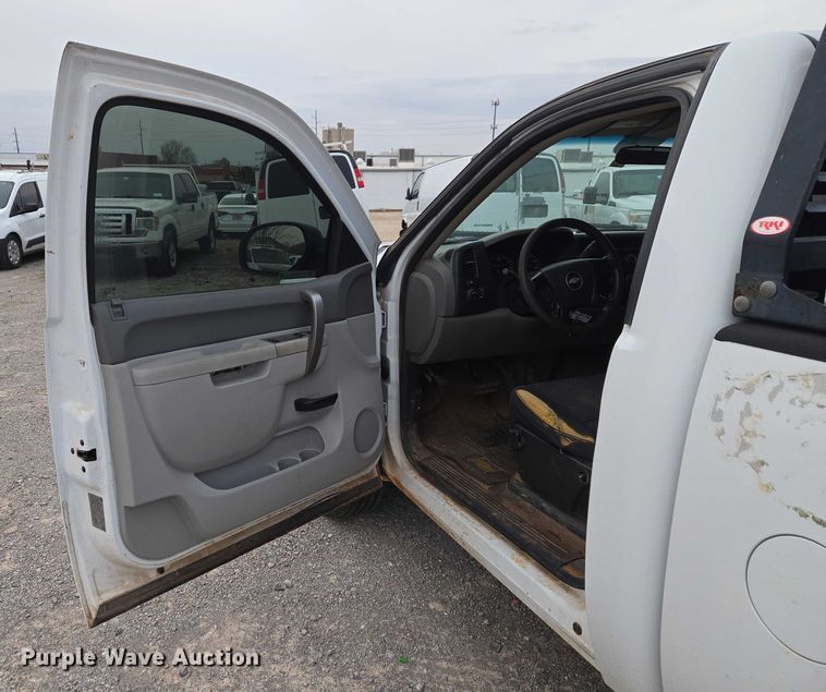 image for item ET1199 2013 Chevrolet Silverado 1500 pickup truck