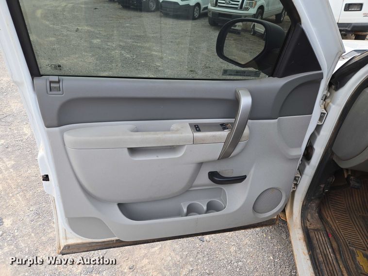 image for item ET1199 2013 Chevrolet Silverado 1500 pickup truck