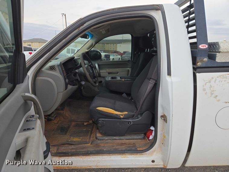 image for item ET1199 2013 Chevrolet Silverado 1500 pickup truck