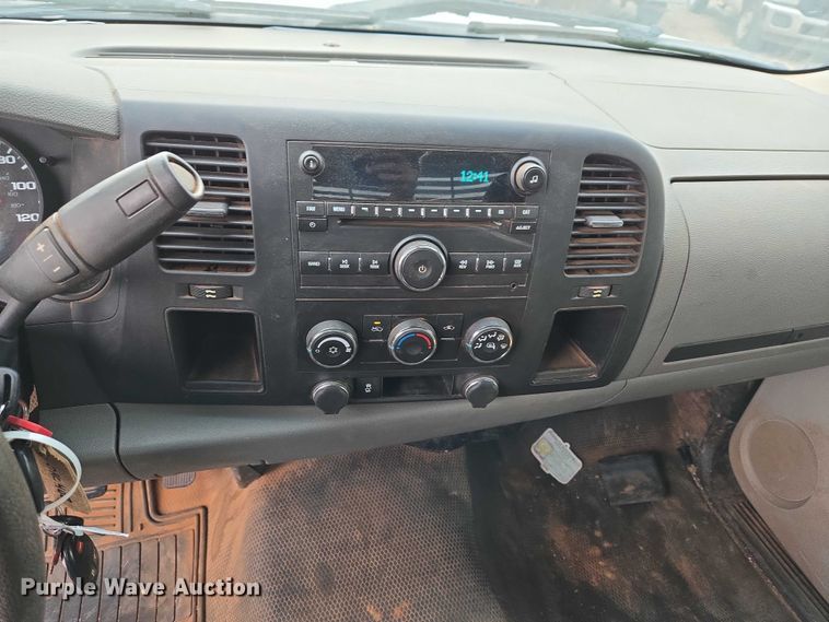 image for item ET1199 2013 Chevrolet Silverado 1500 pickup truck