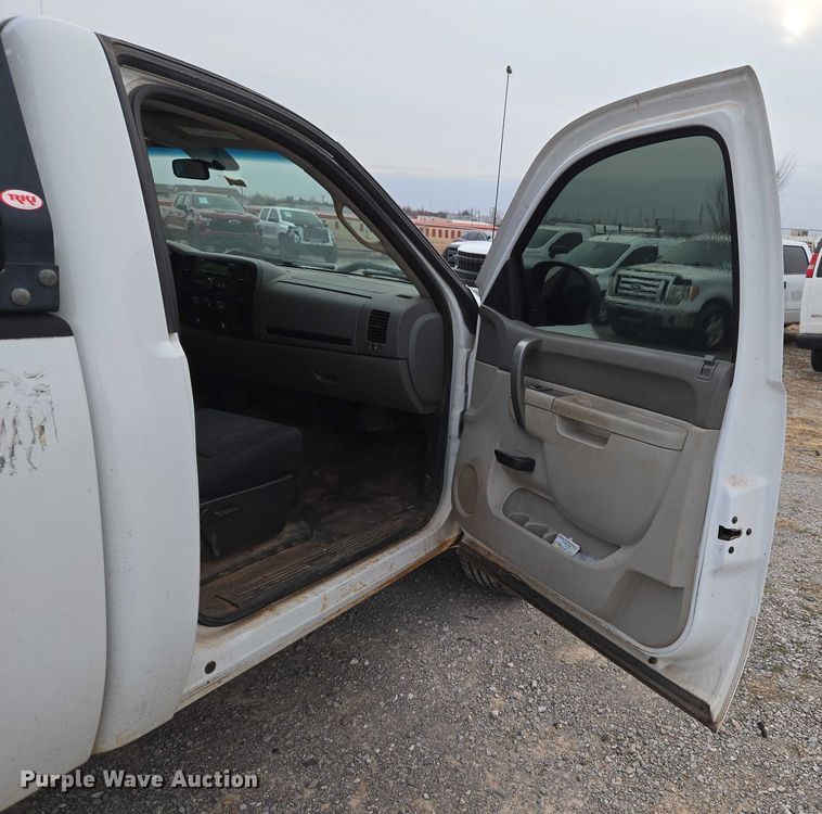 image for item ET1199 2013 Chevrolet Silverado 1500 pickup truck