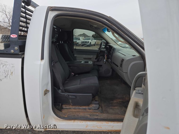 image for item ET1199 2013 Chevrolet Silverado 1500 pickup truck