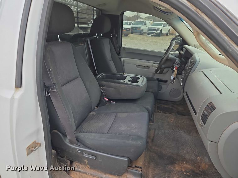 image for item ET1199 2013 Chevrolet Silverado 1500 pickup truck