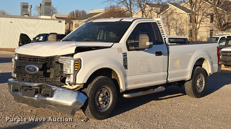image for item ET1203 2019 Ford F250 Super Duty XL pickup truck