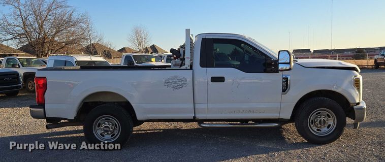 image for item ET1203 2019 Ford F250 Super Duty XL pickup truck