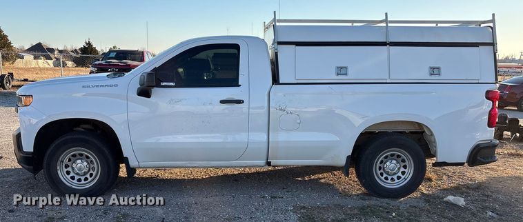 image for item ET1204 2019 Chevrolet Silverado 1500 pickup truck