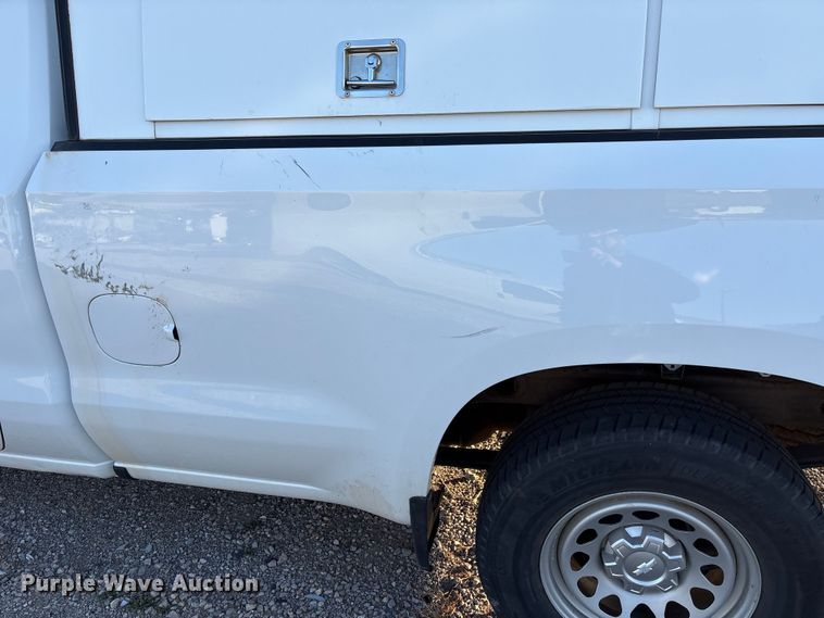 image for item ET1204 2019 Chevrolet Silverado 1500 pickup truck