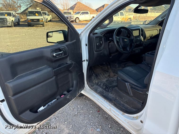 image for item ET1204 2019 Chevrolet Silverado 1500 pickup truck