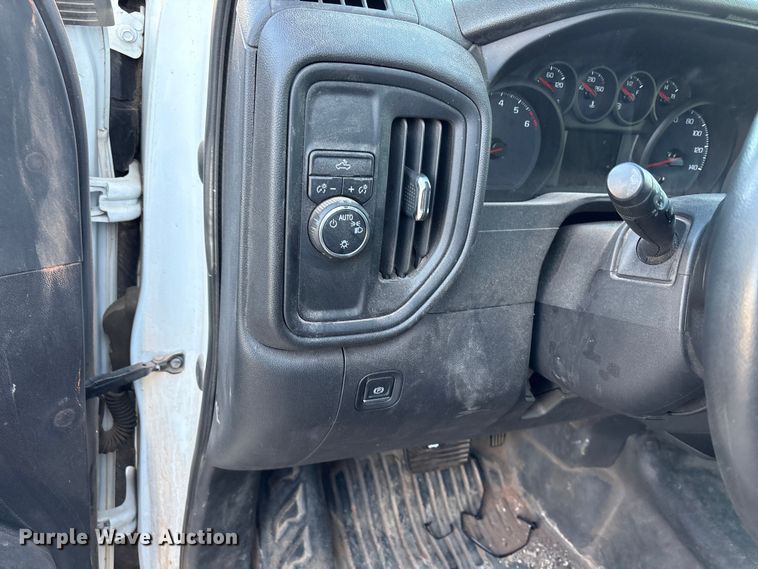 image for item ET1204 2019 Chevrolet Silverado 1500 pickup truck