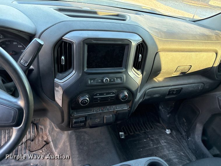 image for item ET1204 2019 Chevrolet Silverado 1500 pickup truck