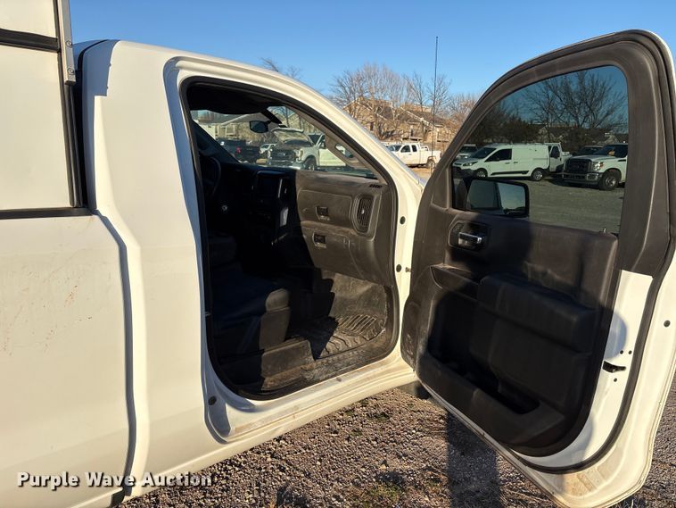 image for item ET1204 2019 Chevrolet Silverado 1500 pickup truck