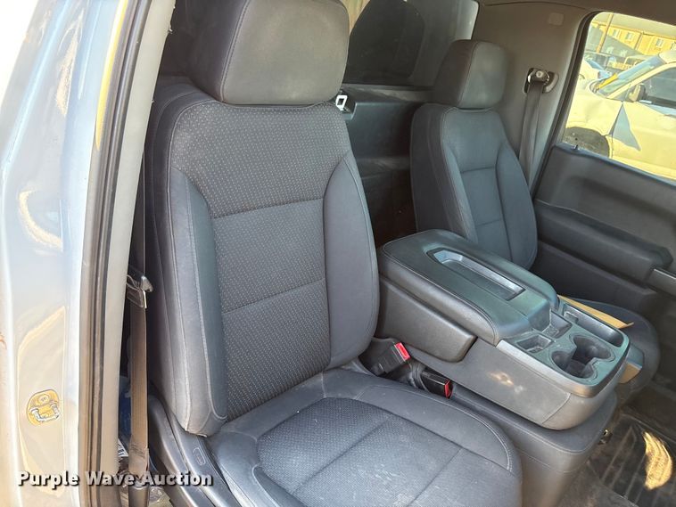 image for item ET1204 2019 Chevrolet Silverado 1500 pickup truck