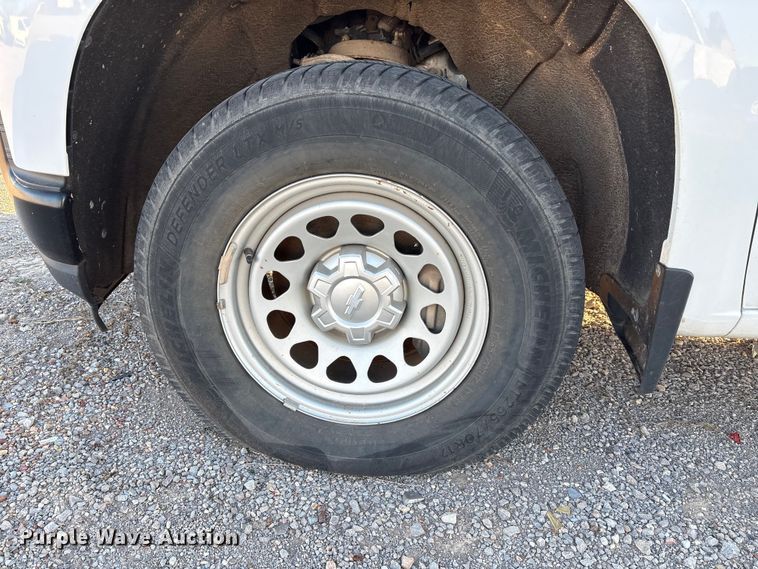 image for item ET1204 2019 Chevrolet Silverado 1500 pickup truck