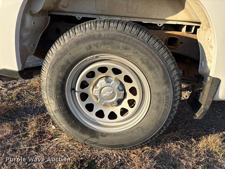 image for item ET1204 2019 Chevrolet Silverado 1500 pickup truck