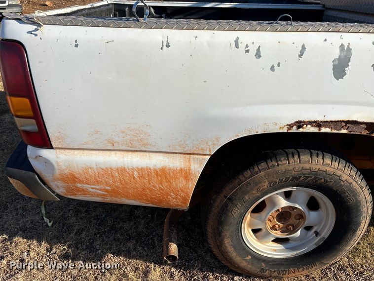 image for item ET1205 1999 GMC Sierra 1500 pickup truck