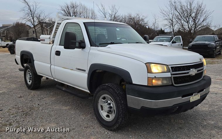 image for item ET1210 2007 Chevrolet Silverado Classic 2500 pickup truck