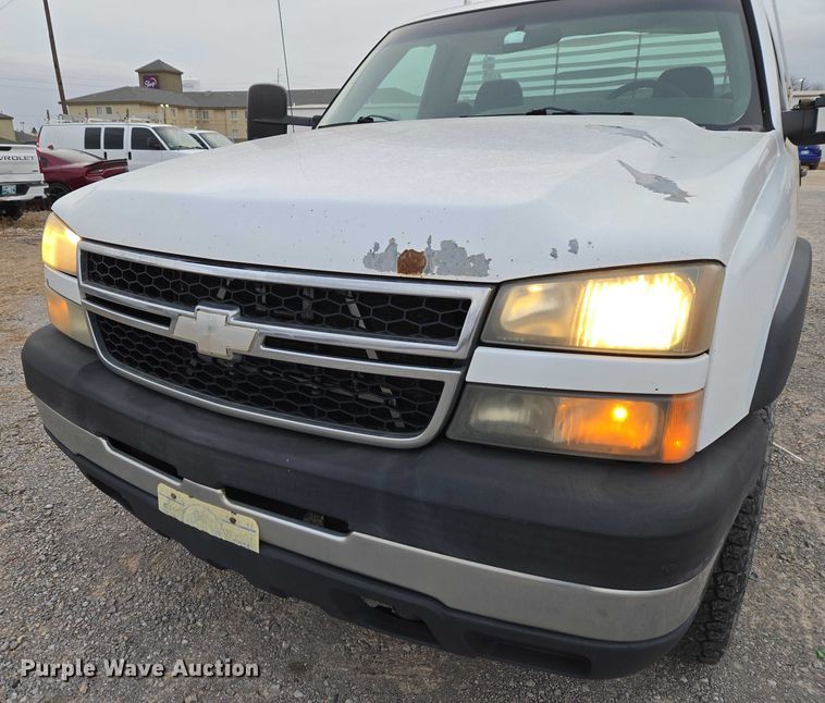 image for item ET1210 2007 Chevrolet Silverado Classic 2500 pickup truck